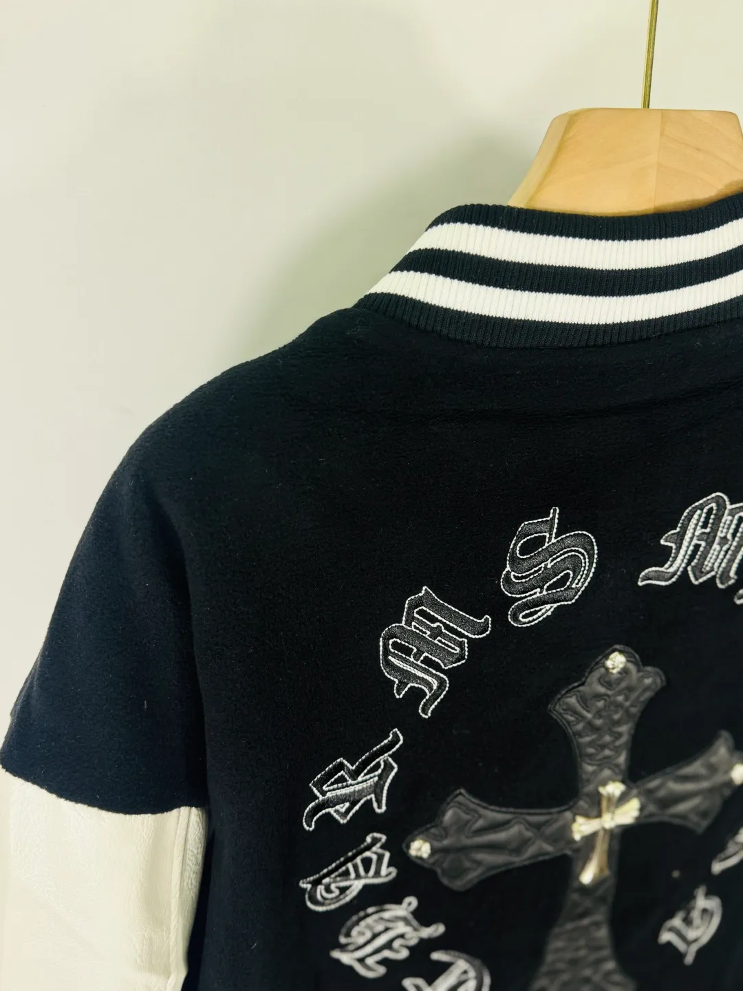 P520 top version 🐮 Real shot without P, ​​different from market products] Chrome Hearts 🍁Winter clothing is coming🍁 Sanskrit cross woolen leather sleeves spliced ​​baseball embroidered cotton jacket, heavy embroidery ➕ both sleeves and whole leather, counter synchronization, heavy industry! ! Customized version of thickened woolen fabric, silk lining, customized version of hardware, not the ordinary version on the market! ! Recommended color: wool with leather Code numbers: S, M, L, XL